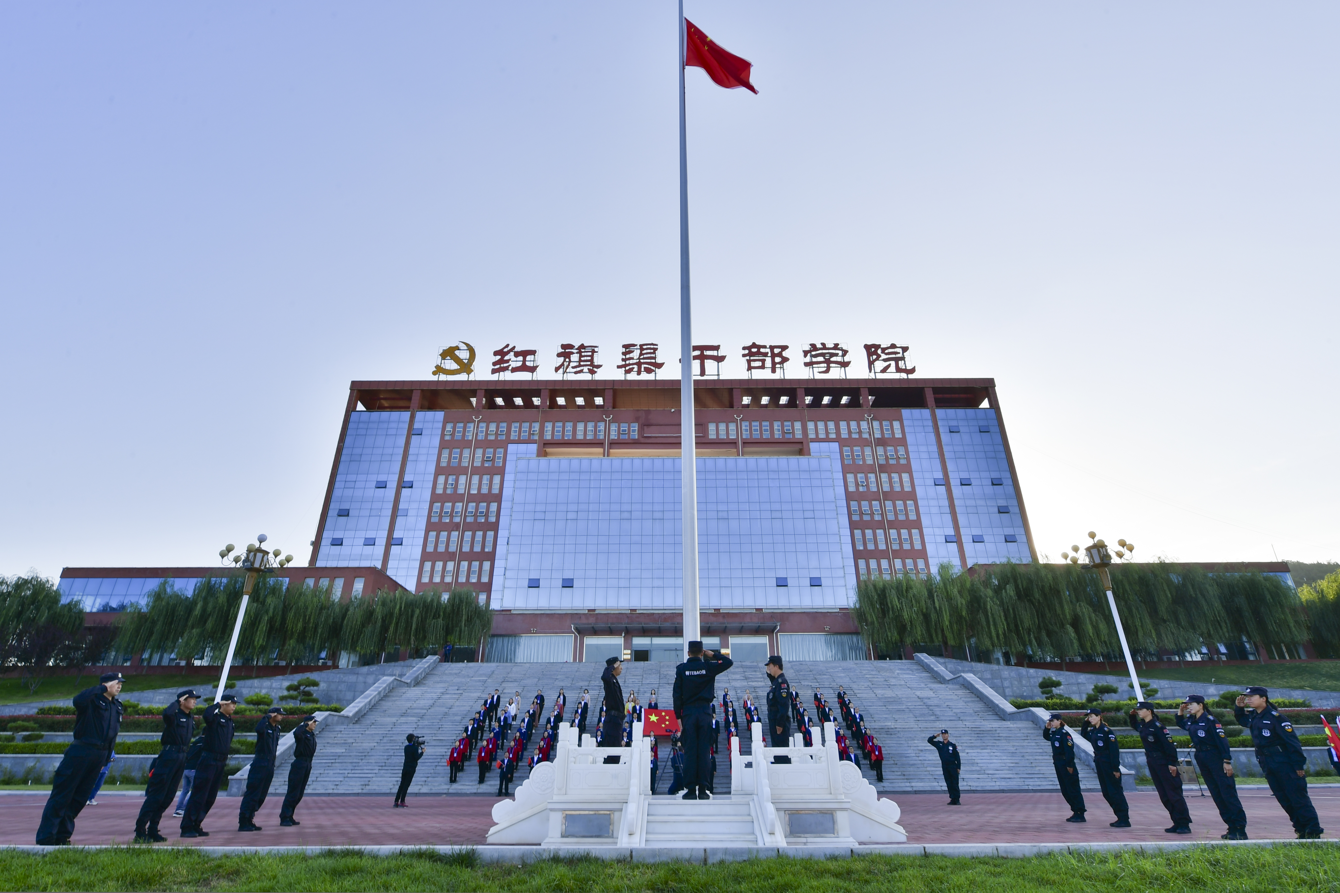 >同升国旗 共唱国歌 共祝伟大祖国七十华诞 —— 我院组织开展庆国庆升旗仪式