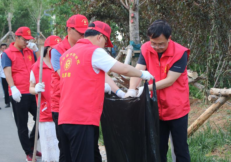 >我院开展“关爱自然生态 共建美丽校园” 主题党日暨志愿服务活动